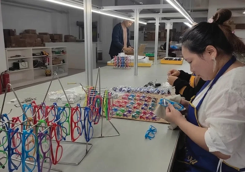 kids eyewear assembly small frames lens placement hinge adjustment production